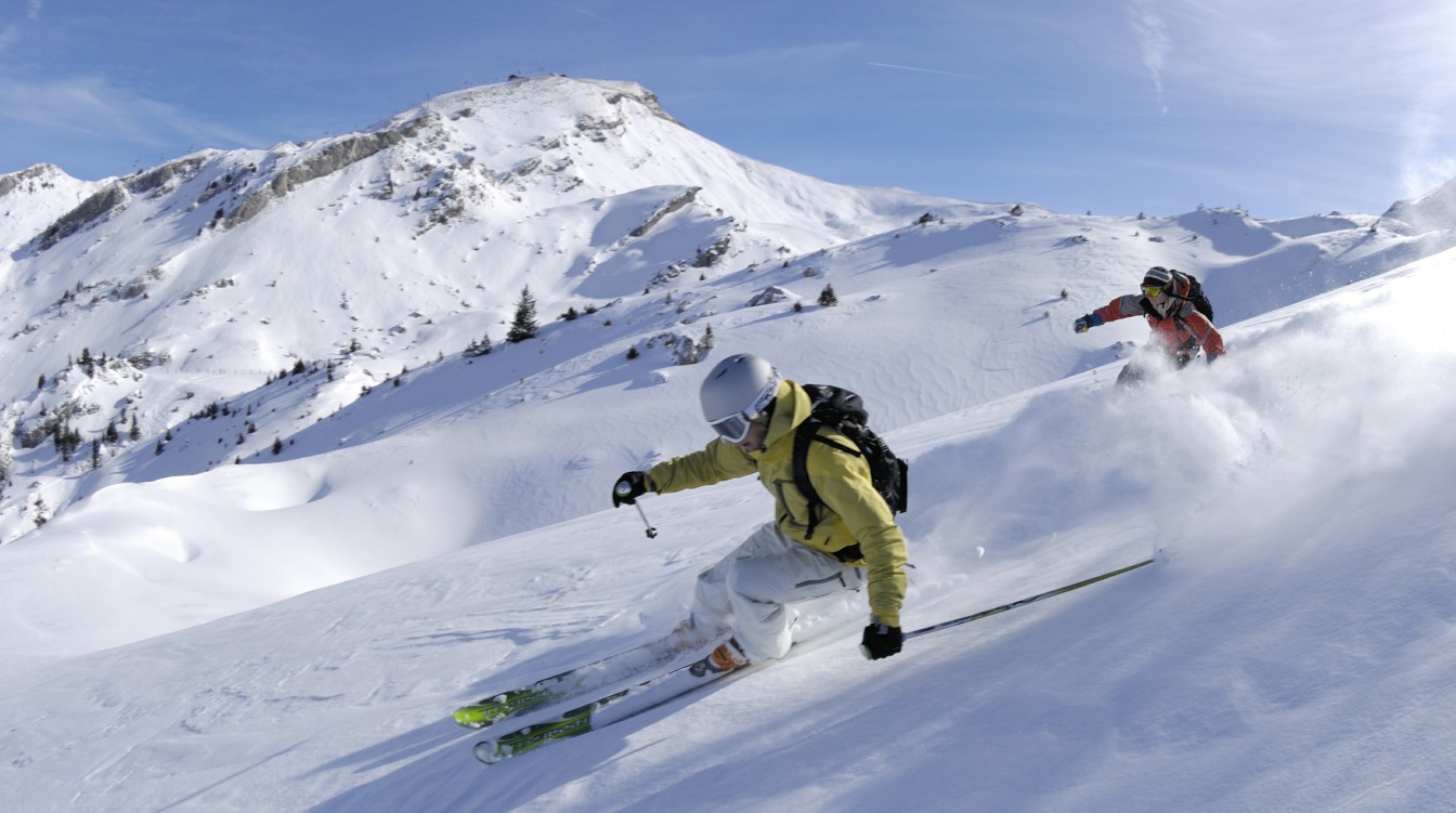 Zwei Skifahrer genießen die Abfahrt